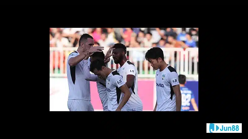 Cầu thủ Botosani trong trận đấu căng thẳng trước Arges Cầu thủ Botosani trong trận đấu căng thẳng trước Arges