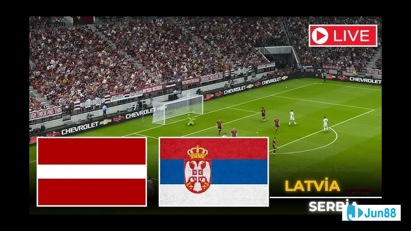 Cầu thủ Latvia và Serbia trong trận đấu bóng đá Cầu thủ Latvia và Serbia trong trận đấu bóng đá