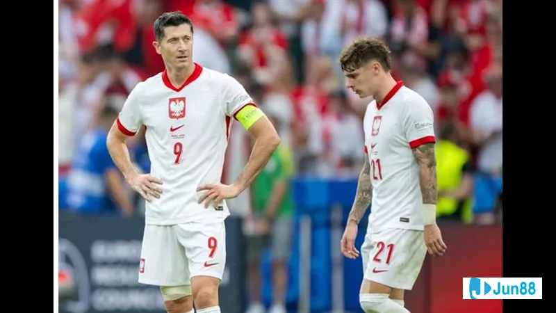 Cầu thủ Ba Lan đang tung cú sút mạnh vào khung thành của Lithuania