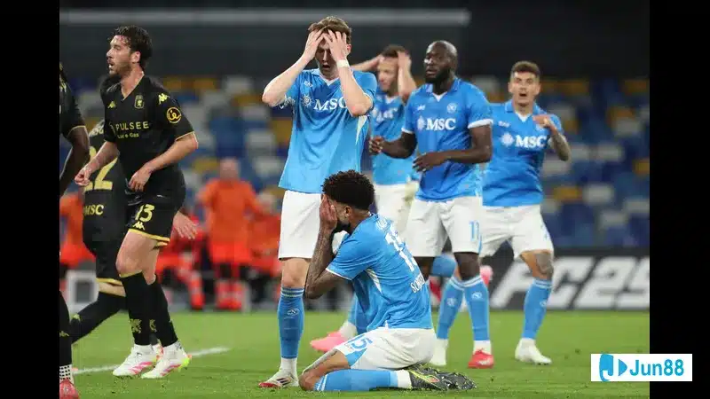 Cầu thủ Napoli dùng kỹ thuật đi bóng để vượt qua cầu thủ Genoa trong trận đấu.