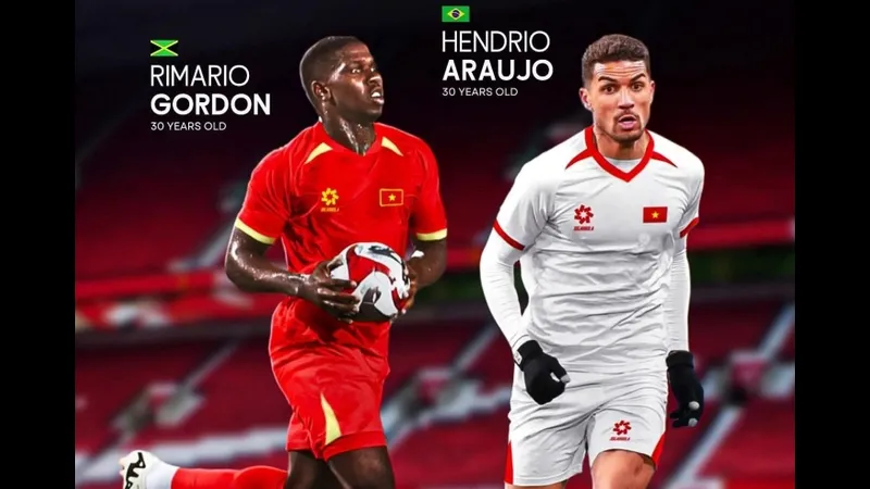 Cầu thủ U19 Đức với sự quyết tâm đối mặt với hậu vệ U19 Na Uy trên sân cỏ