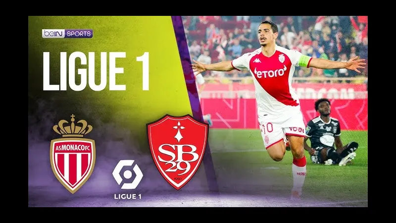 Cầu thủ của đội Brest với sức mạnh và tốc độ đi bóng qua hàng phòng ngự của đội Monaco