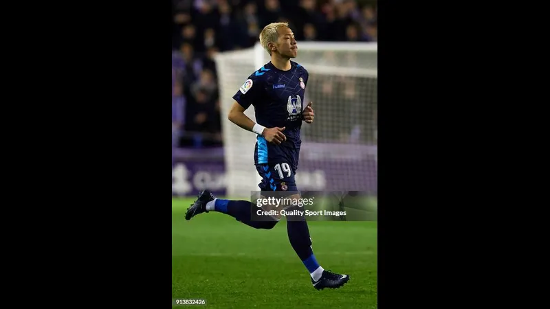 Cầu thủ của Cultural Leonesa bám sát cầu thủ Levante trong trận đấu