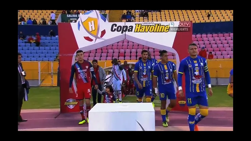 Cầu thủ của El Nacional đang nỗ lực chống chọi với cầu thủ của Delfin trong trận đấu quyết…