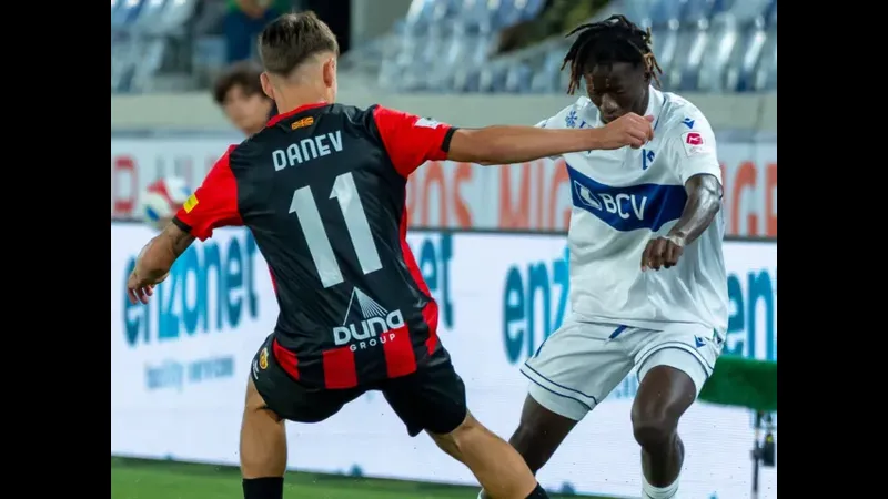 Cầu thủ Fiorentina đang chiến đấu để giành quyền kiểm soát bóng trước Lausanne Cầu thủ Fiorentina đang chiến đấu để giành quyền kiểm soát bóng trước Lausanne