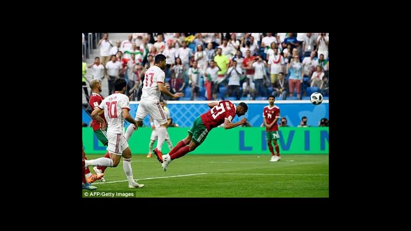 Cầu thủ Ma Rốc đang nỗ lực giữ bóng trước sự áp đảo từ cầu thủ Oman