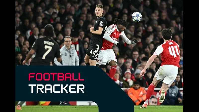 Cầu thủ của Sahdag Qusar chạy nhanh với bóng qua hậu vệ của Turan Tovuz Cầu thủ của Sahdag Qusar chạy nhanh với bóng qua hậu vệ của Turan Tovuz