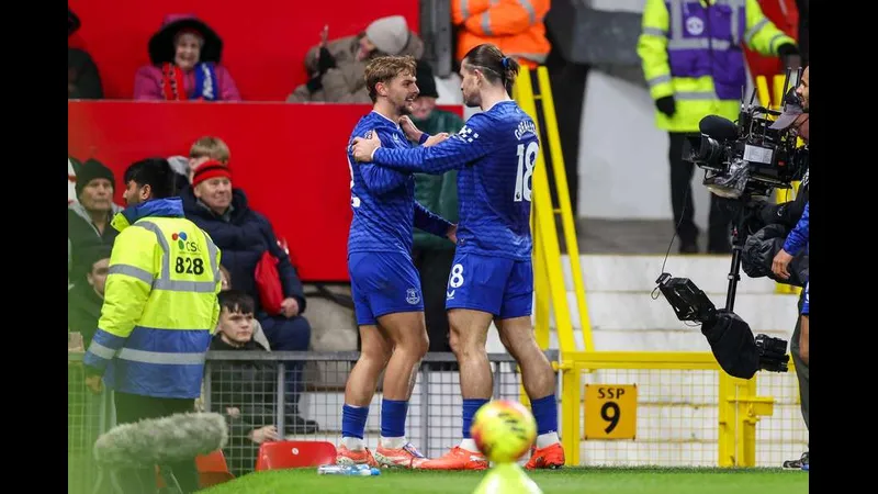 Cầu thủ của SC Poltava nỗ lực giữ bóng trước áp lực của cầu thủ đối phương từ Epitsentr Cầu thủ của SC Poltava nỗ lực giữ bóng trước áp lực của cầu thủ đối phương từ Epitsentr