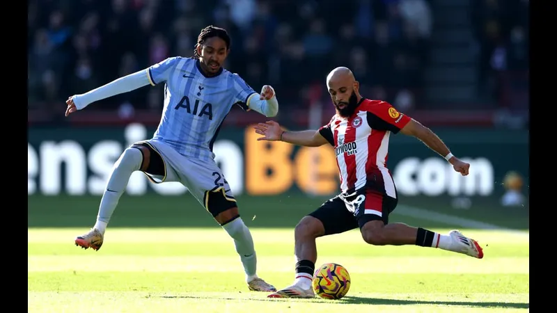 Cầu thủ Tottenham với sự quyết tâm chuyền bóng qua hàng phòng ngự của Brentford Cầu thủ Tottenham với sự quyết tâm chuyền bóng qua hàng phòng ngự của Brentford