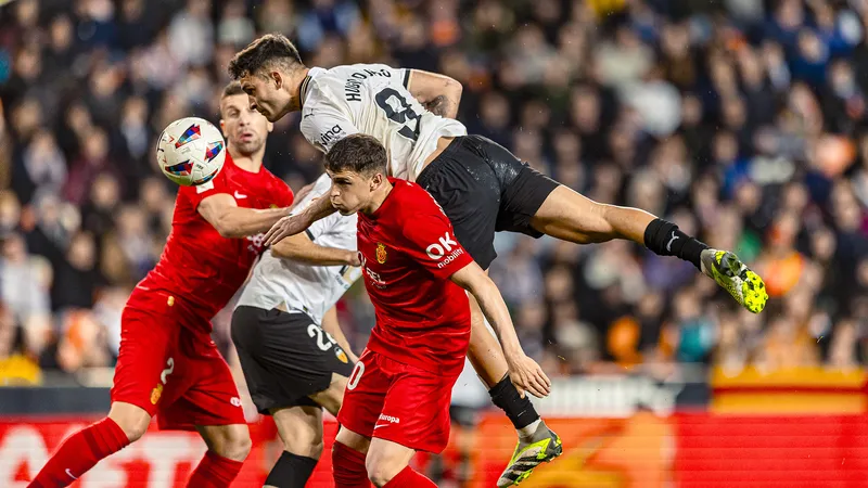 Cầu thủ Valencia vượt qua hậu vệ Mallorca trong trận đấu sôi động