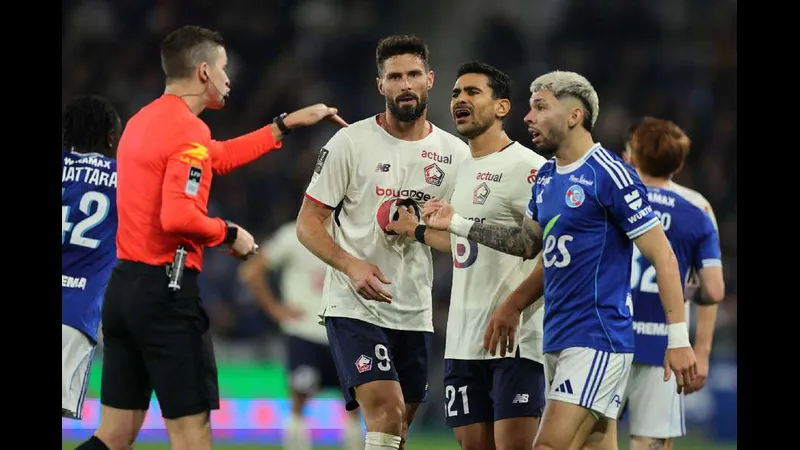 Cầu thủ của Young Boys dũng cảm giành bóng khỏi đối thủ của Lille Cầu thủ của Young Boys dũng cảm giành bóng khỏi đối thủ của Lille