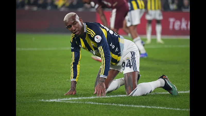 Cầu thủ FCSB và Fenerbahce đấu tranh gay gắt trên sân