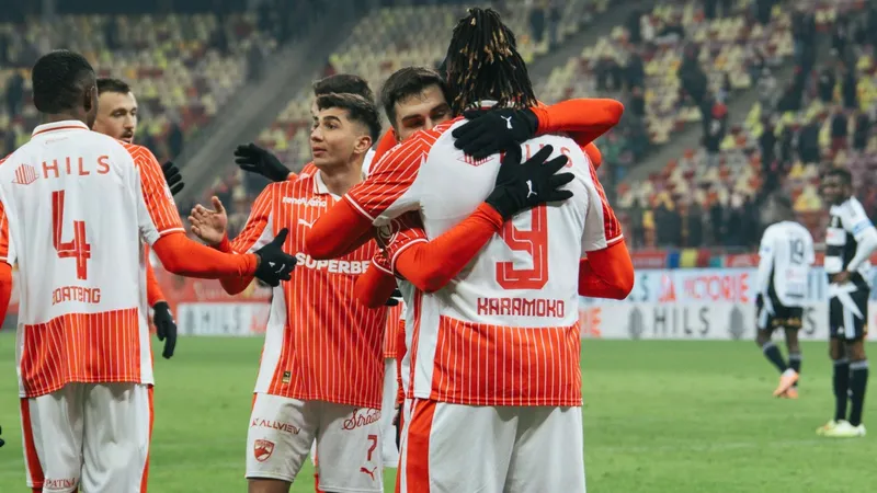 Cầu thủ Hermannstadt và Din Bucuresti tranh chấp bóng trên sân