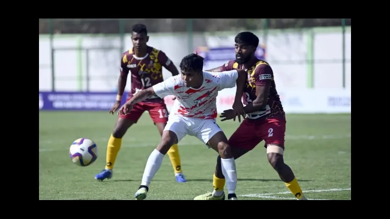 Cầu thủ Meghalaya và Services tranh chấp bóng trước khung thành