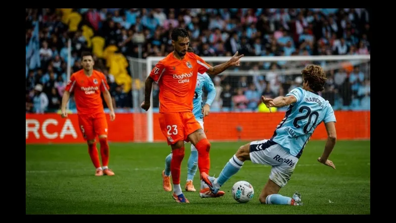 Cầu thủ Paysandu và Miramar đua nhau giành bóng trên sân cỏ Cầu thủ Paysandu và Miramar đua nhau giành bóng trên sân cỏ