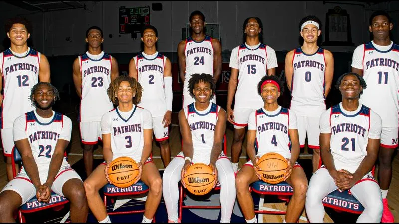 Cầu thủ Paysandu và Miramar tranh chấp trái bóng trên sân cỏ Cầu thủ Paysandu và Miramar tranh chấp trái bóng trên sân cỏ