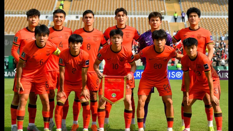 Cầu thủ U23 Trung Quốc và U23 Nhật Bản tranh chấp trên sân Cầu thủ U23 Trung Quốc và U23 Nhật Bản tranh chấp trên sân