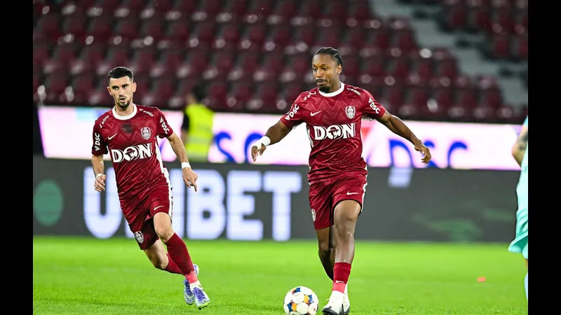 Cầu thủ UTA Arad và Rapid Bucuresti đối đầu trên sân cỏ Cầu thủ UTA Arad và Rapid Bucuresti đối đầu trên sân cỏ