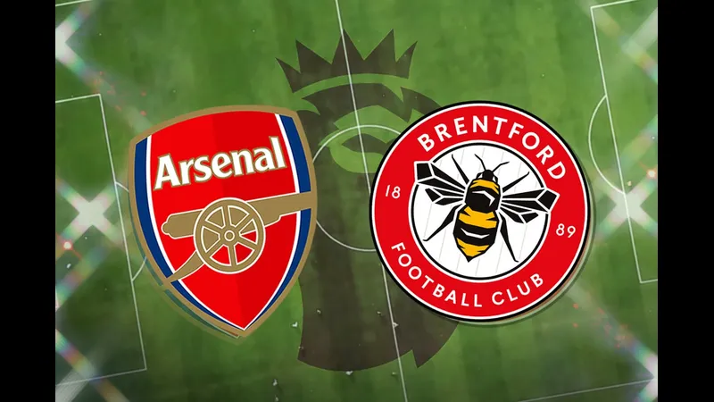 Cầu thủ Brentford và Arsenal tranh chấp quả bóng trên sân Cầu thủ Brentford và Arsenal tranh chấp quả bóng trên sân