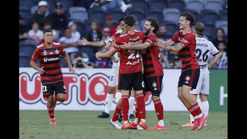 Cầu thủ Western Sydney Wanderers đang tiến về phía cầu môn