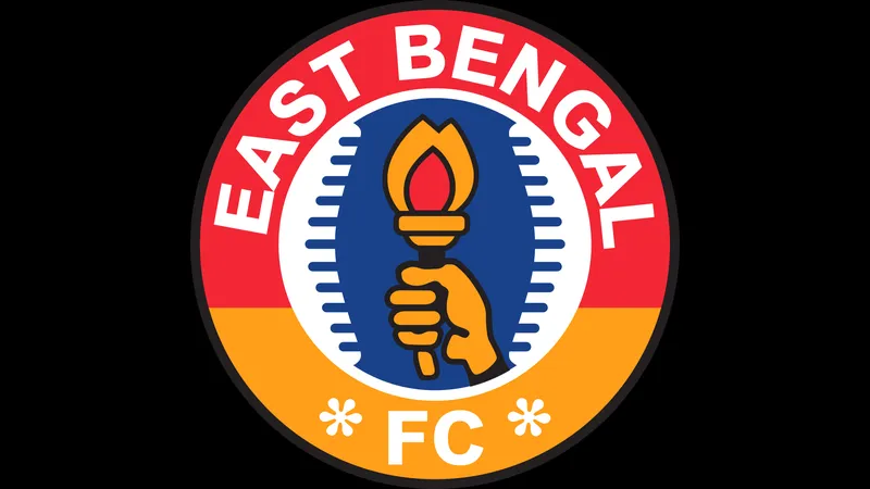 Cầu thủ East Bengal Club nỗ lực giữ bóng trước NorthEast United Cầu thủ East Bengal Club nỗ lực giữ bóng trước NorthEast United