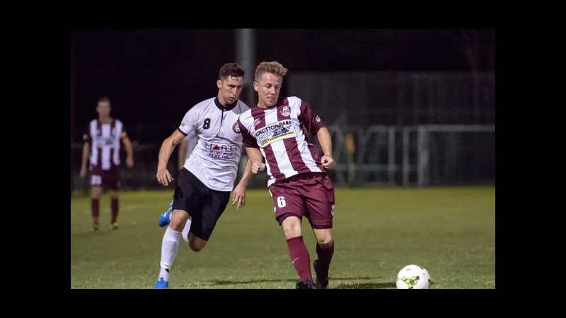 Cầu thủ của Holland Park Hawks và Logan Lightning đối đầu trên sân cỏ Cầu thủ của Holland Park Hawks và Logan Lightning đối đầu trên sân cỏ