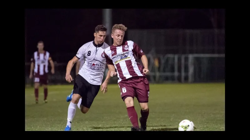 Cầu thủ Holland Park Hawks và Logan Lightning đua tranh quả bóng trên sân cỏ Cầu thủ Holland Park Hawks và Logan Lightning đua tranh quả bóng trên sân cỏ