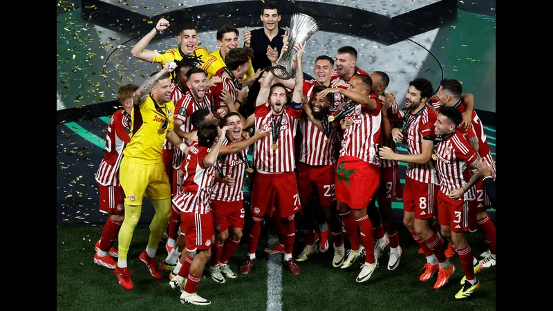 Cầu thủ Olympiakos dứt điểm mạnh mẽ trong trận đấu với Bayer Leverkusen Cầu thủ Olympiakos dứt điểm mạnh mẽ trong trận đấu với Bayer Leverkusen