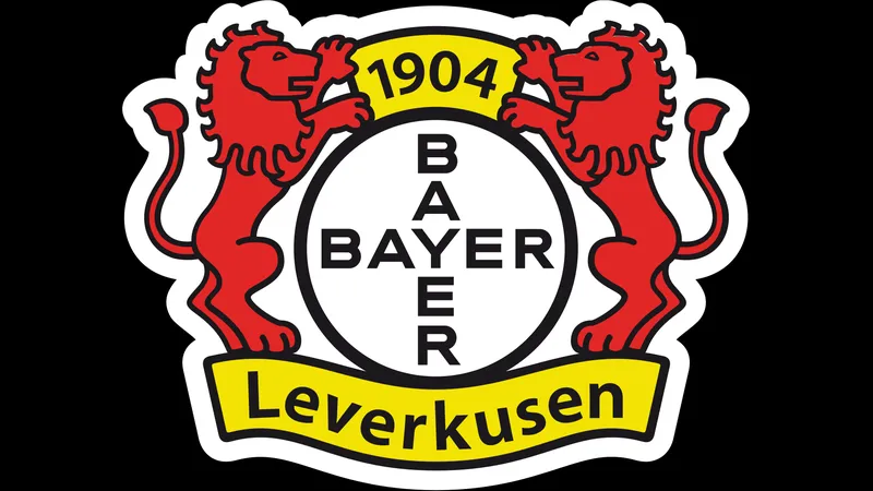 Cầu thủ Olympiakos và Bayer Leverkusen tranh chấp bóng trên sân Cầu thủ Olympiakos và Bayer Leverkusen tranh chấp bóng trên sân