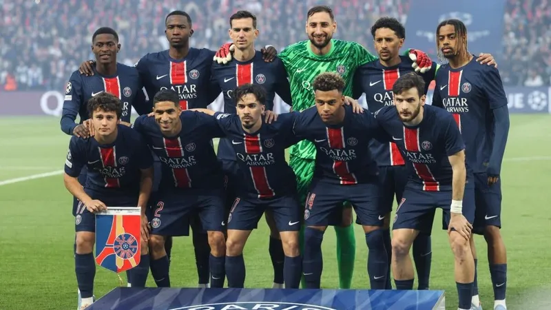 Neymar của PSG vươn lên đánh đầu trong trận đấu với Marseille Neymar của PSG vươn lên đánh đầu trong trận đấu với Marseille