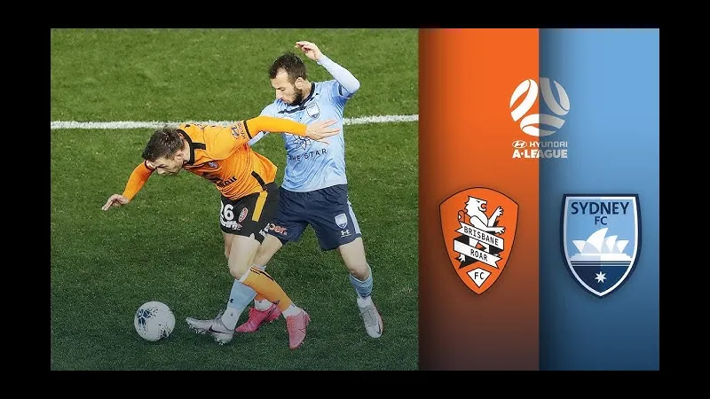 Cầu thủ Sydney FC và Brisbane Roar tranh chấp bóng trên sân Cầu thủ Sydney FC và Brisbane Roar tranh chấp bóng trên sân