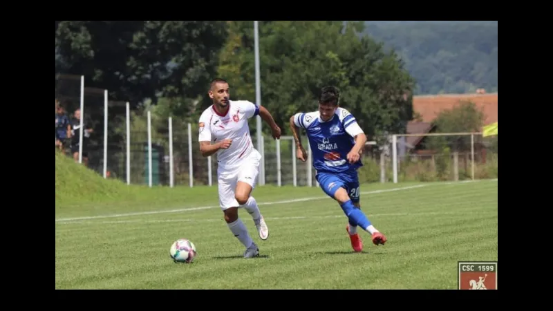 Cầu thủ của Tunari và CSC 1599 Selimbar tranh chấp bóng trên sân Cầu thủ của Tunari và CSC 1599 Selimbar tranh chấp bóng trên sân