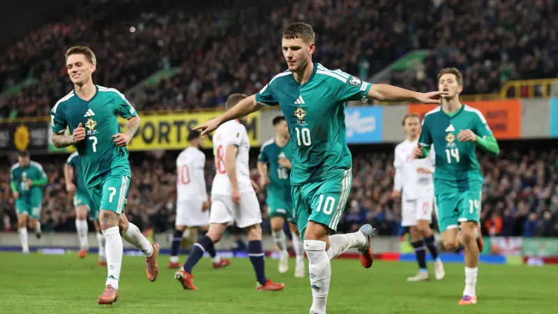 Hậu vệ Bắc Ireland ngăn chặn cầu thủ đối phương tiến vào vòng cấm