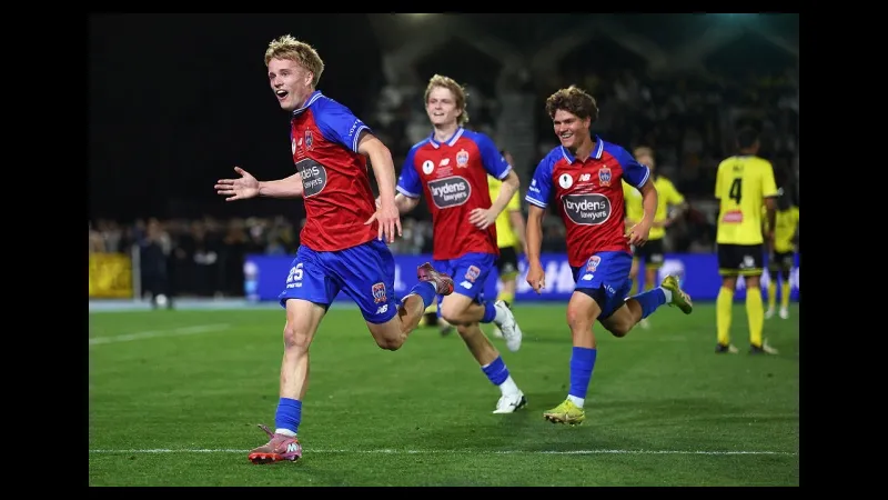 Cầu thủ Blue Eagles và Modbury Jets tranh chấp bóng trên sân cỏ Cầu thủ Blue Eagles và Modbury Jets tranh chấp bóng trên sân cỏ