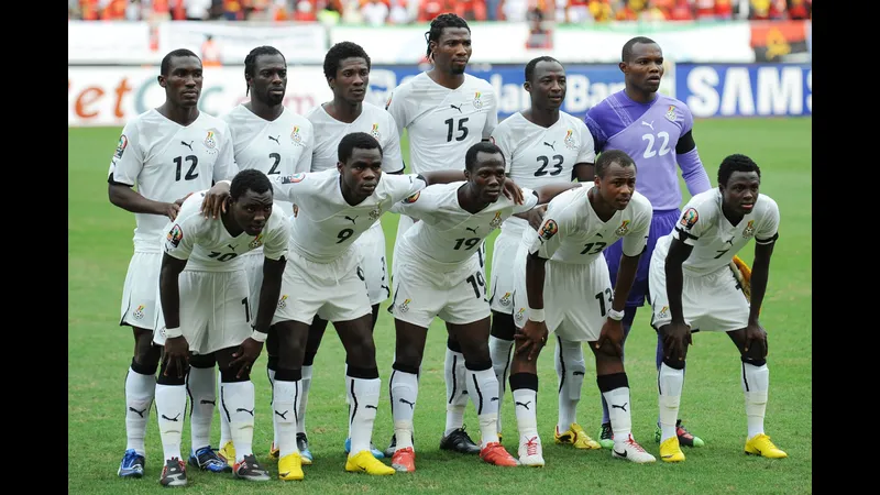 Cầu thủ Đức và Ghana đang cạnh tranh gay gắt trên sân cỏ