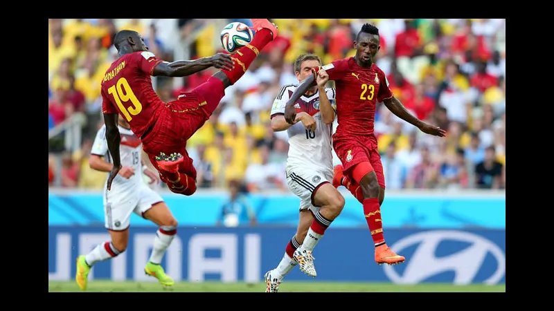 Cầu thủ Đức và Ghana cạnh tranh gay gắt trên sân cỏ