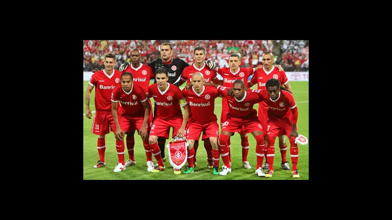 Cầu thủ đội Internacional vượt qua sự phòng ngự của FK Podgorica Cầu thủ đội Internacional vượt qua sự phòng ngự của FK Podgorica