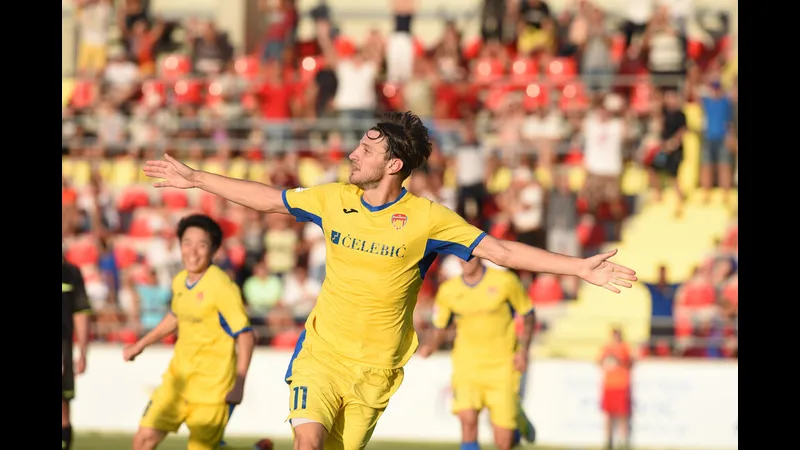 Cầu thủ Internacional và FK Podgorica tranh chấp bóng trên sân Cầu thủ Internacional và FK Podgorica tranh chấp bóng trên sân