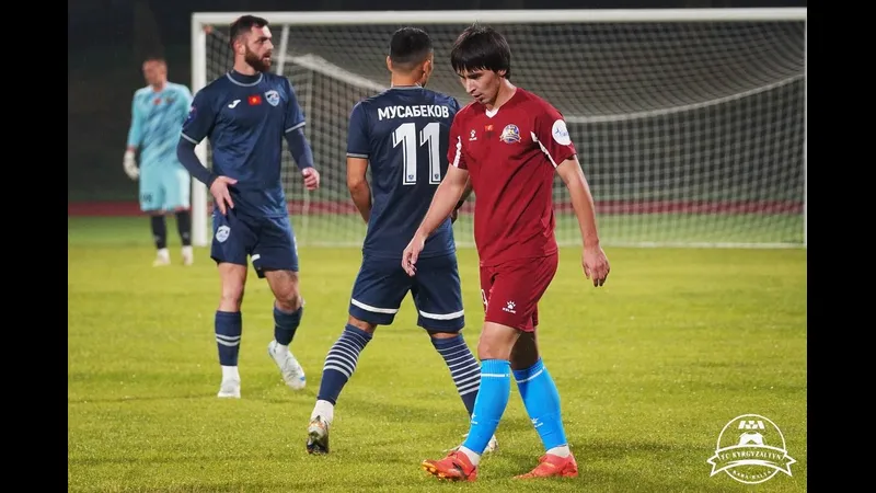 Cầu thủ Kyrgyzaltyn chạy nhanh với bóng trong trận đấu với Muras United Cầu thủ Kyrgyzaltyn chạy nhanh với bóng trong trận đấu với Muras United