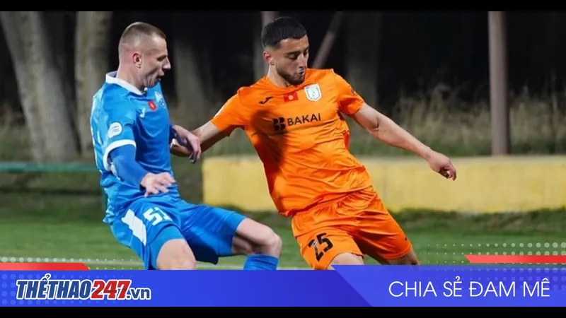 Hai cầu thủ của Kyrgyzaltyn và Muras United tranh chấp trên sân Hai cầu thủ của Kyrgyzaltyn và Muras United tranh chấp trên sân