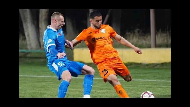 Cầu thủ Kyrgyzaltyn và Muras United tranh chấp quả bóng trên sân cỏ Cầu thủ Kyrgyzaltyn và Muras United tranh chấp quả bóng trên sân cỏ