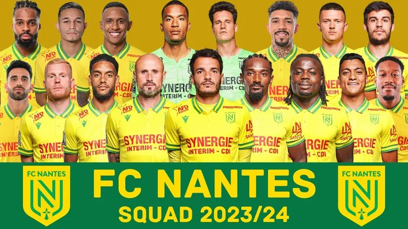 Cầu thủ của Nantes và Strasbourg tranh chấp bóng trên sân cỏ Cầu thủ của Nantes và Strasbourg tranh chấp bóng trên sân cỏ