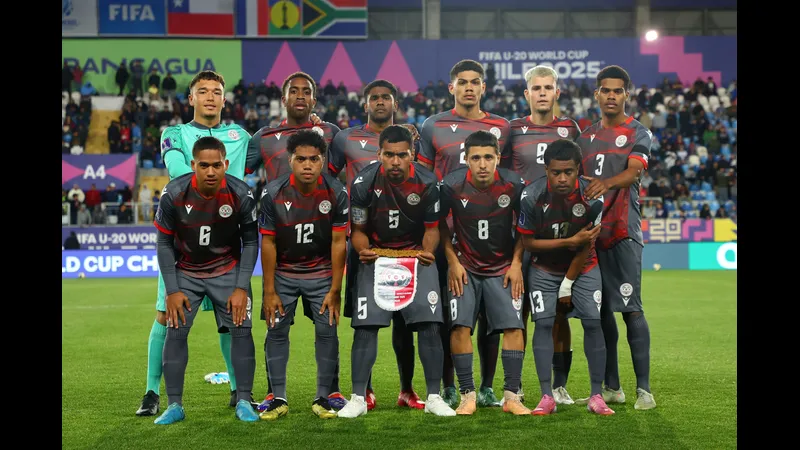 Cầu thủ New Caledonia đang cố gắng ngăn chặn tiếp cận của cầu thủ Jamaica Cầu thủ New Caledonia đang cố gắng ngăn chặn tiếp cận của cầu thủ Jamaica