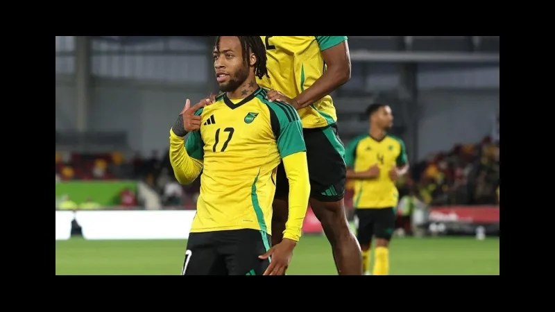 Cầu thủ New Caledonia và Jamaica tranh chấp bóng trên sân Cầu thủ New Caledonia và Jamaica tranh chấp bóng trên sân