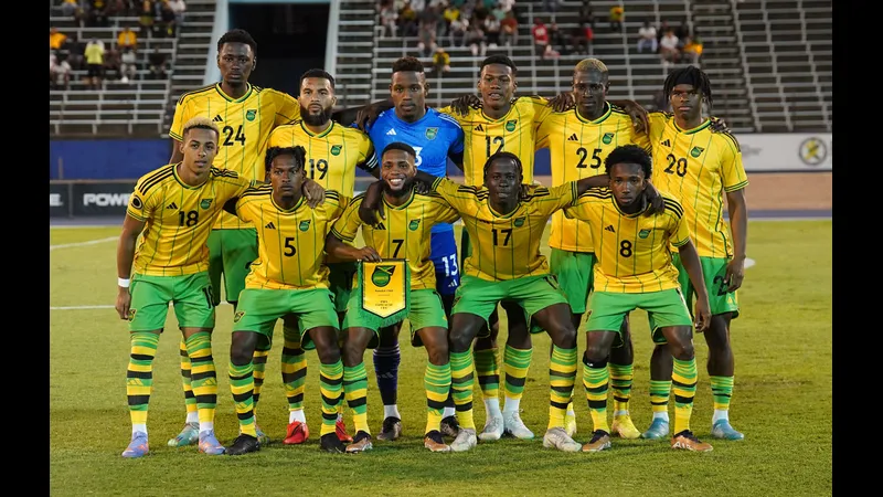 Cầu thủ New Caledonia và Jamaica đang cạnh tranh quả bóng trên sân Cầu thủ New Caledonia và Jamaica đang cạnh tranh quả bóng trên sân